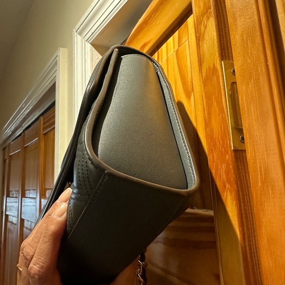 Tory Burch Fleming Bag. Gray with gold hardware. Very good condition - Picture 8 of 14